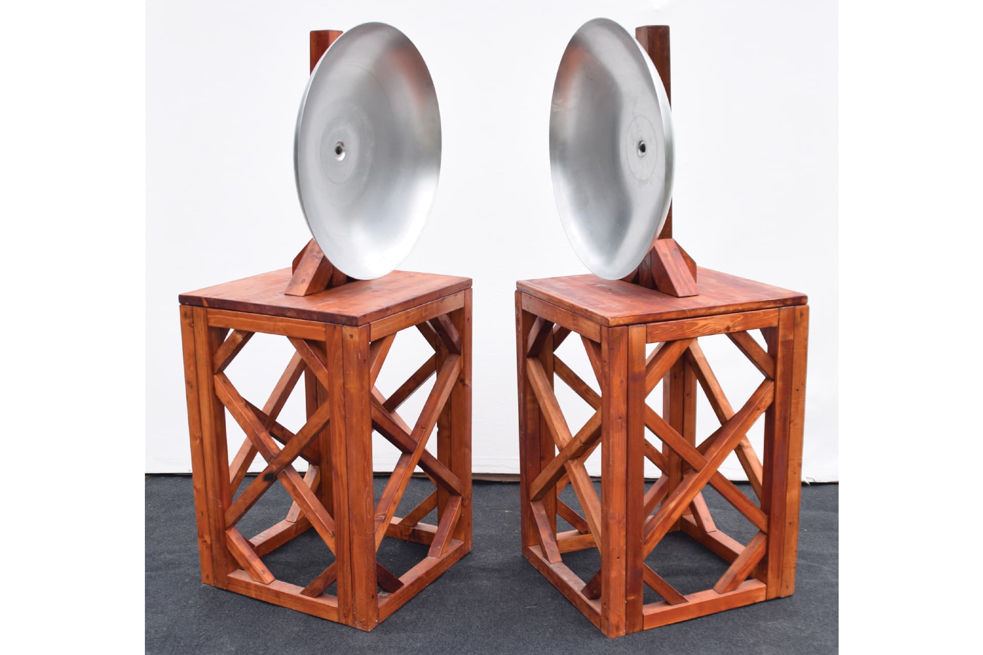 Parabolic Mirrors for Sound Transmission 